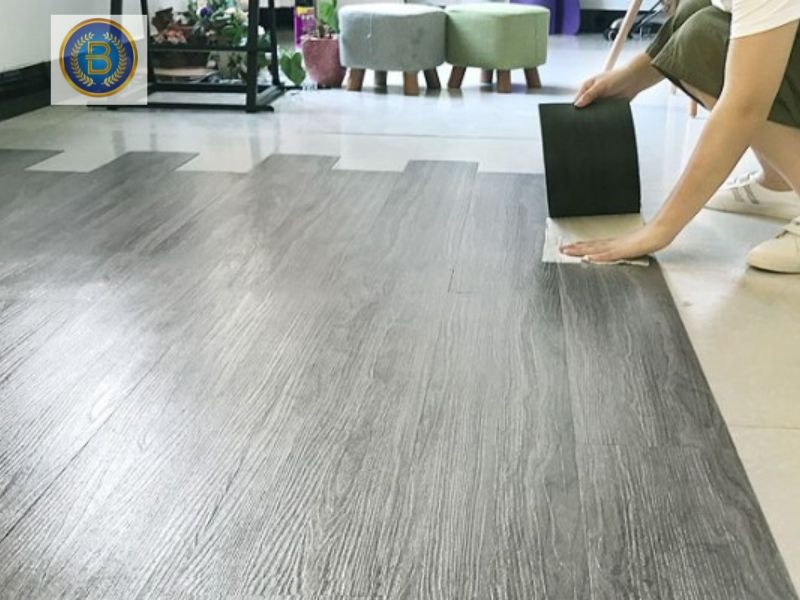 Thợ đang thi công lắp đạt Sàn nhựa keo sẵn cho khách tại Biên hòa Thợ đang thi công lắp đạt Sàn nhựa keo sẵn cho khách tại Biên hòa